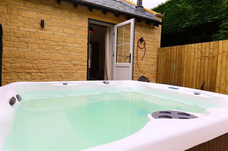 Cotswold Farm Barns, Hot Tub - Acacia Cottages