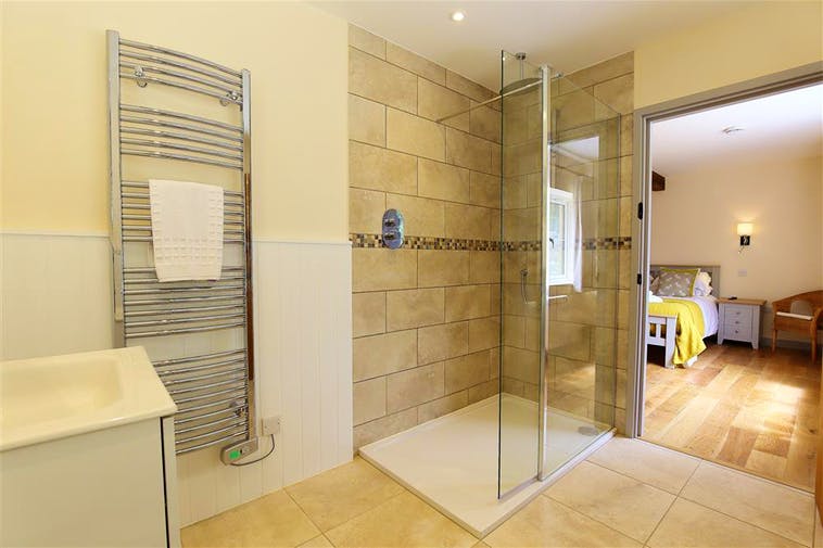 Cotswold Farm Barns, Hot Tub - Acacia Cottages