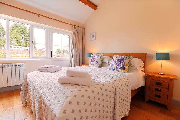 Cotswold Farm Barns, Hot Tub - Acacia Cottages