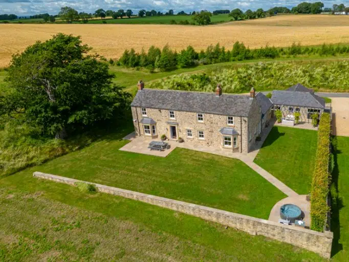 Yorkshire Retreat F outside a hot tub