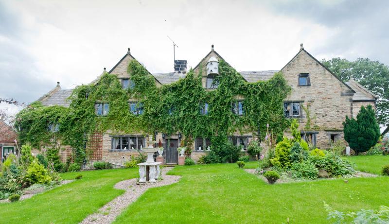 Country Hen House + Hot Tub & Pool garden, hen party houses