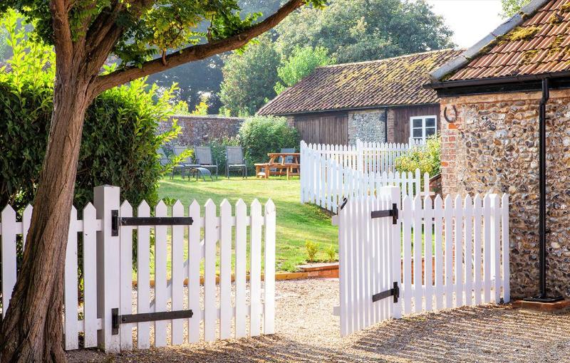 North Norfolk Farmhouse Pool Sleeps 18 In Norfolk Acacia Cottages