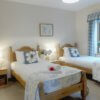 holiday cottages, warwickshire a bedroom a