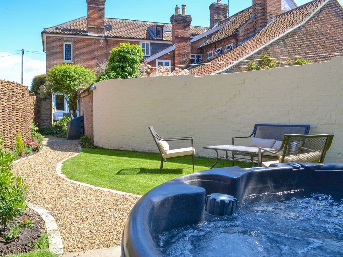 Norfolk House with Hot Tub, sleeps 12 near Norwich Acacia Cottages