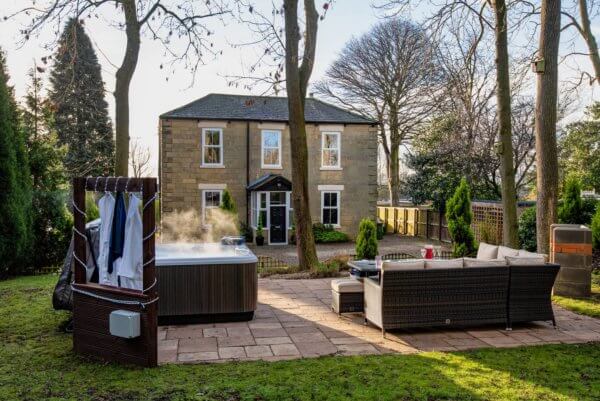 northumberland hen house with hot tub